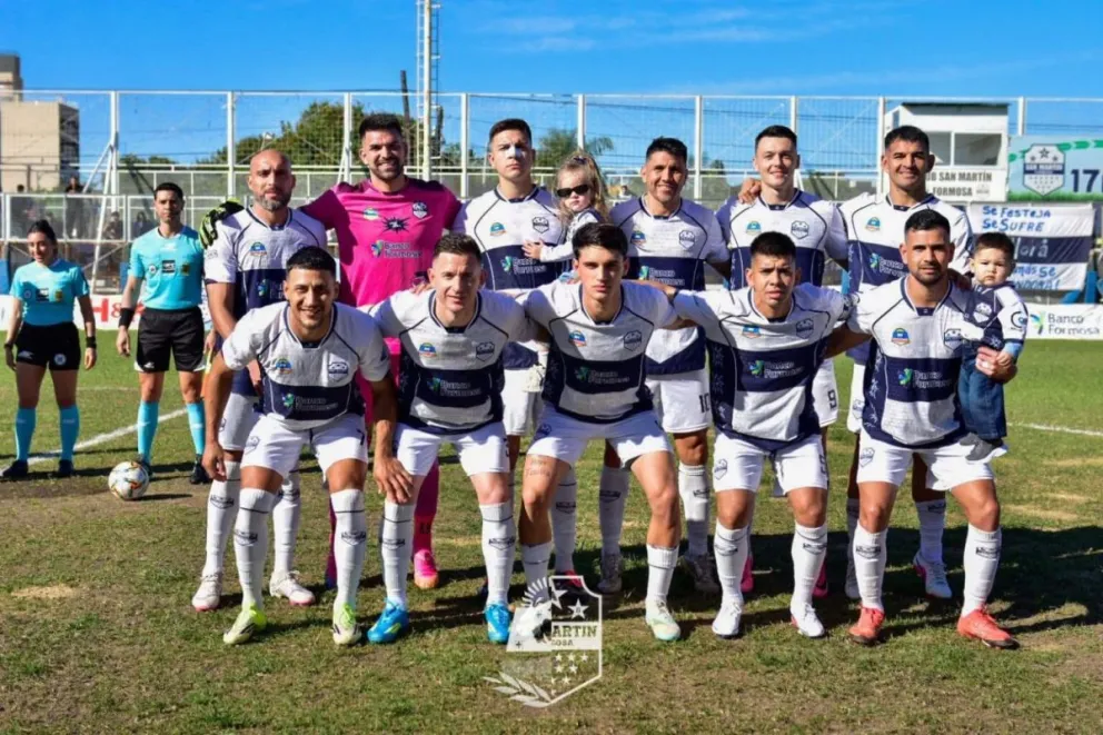 FOTO: Los capitanes y la cuaterna arbitral en la previa de San Martín- Sarmiento.