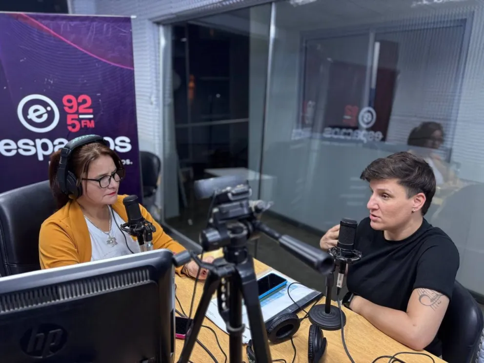 Liliana Palma junto a la invitada Eugenia Miño en el piso de FM Espacios.