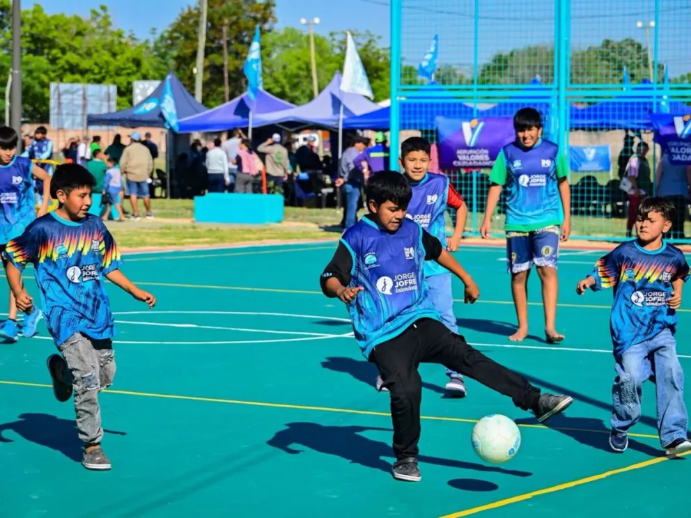 FOTO: Los pequeños del barrio Namqom en la capital formoseña dieron rienda suelta al placer de jugar al fútbol.