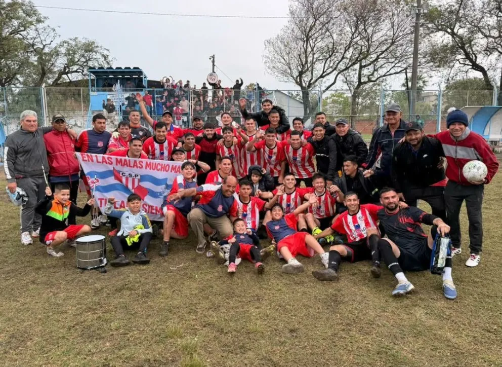 FOTO: Sportivo Patria festejó el retorno a la Primera A del fútbol capitalino.