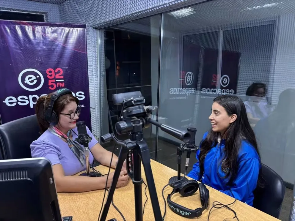 La conductora Liliana Palma junto a Valentina en los estudios de FM Espacios.