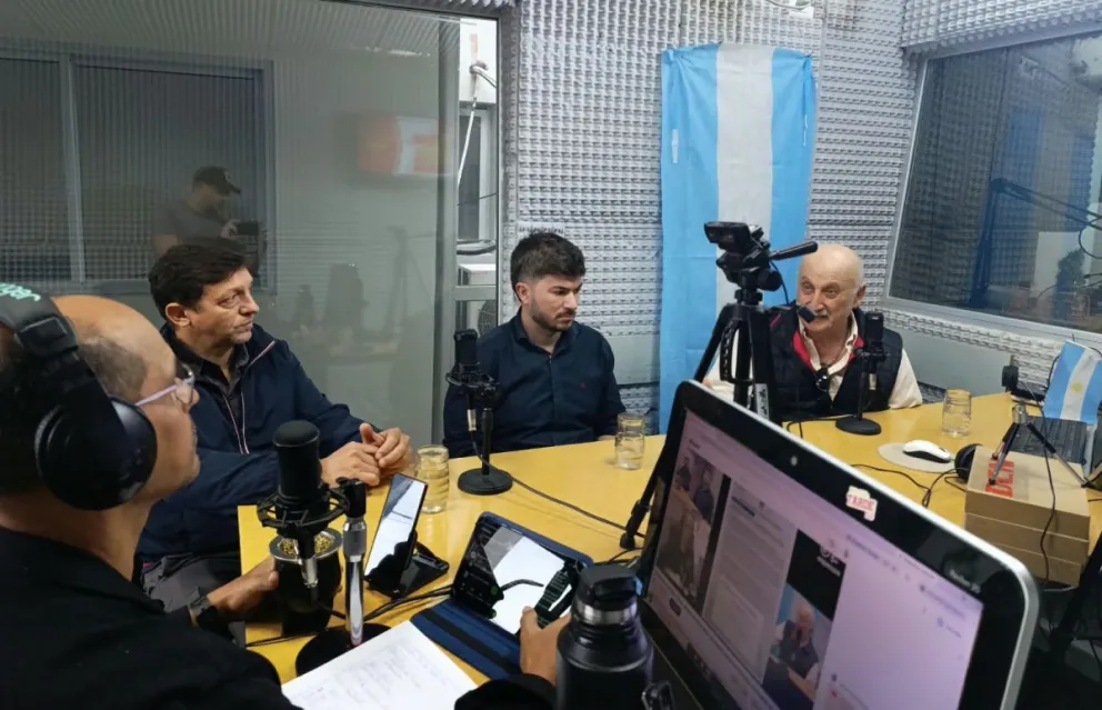 Los especialistas visitaron el estudio de FM Espacios.