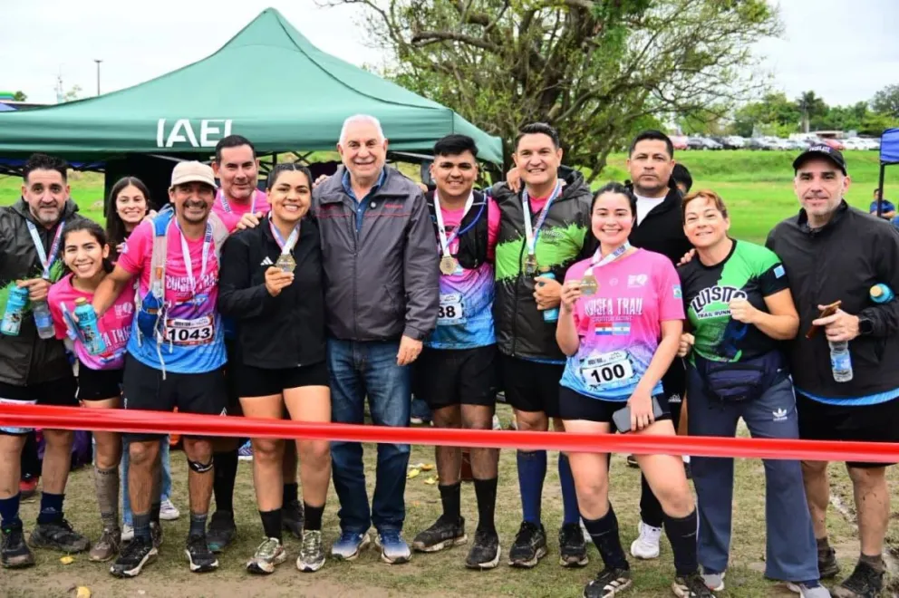 FOTO: El intendente de la ciudad de Formosa ingeniero Jorge Jofré acompañó a los participantes del trail que se cumplió con total éxito.

