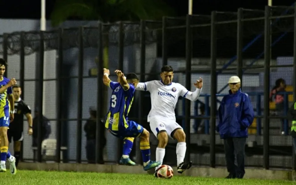 FOTO: Sol de América y Juventud Unida regaron con sacrificio y fútbol el campo de juego del Lote 34.